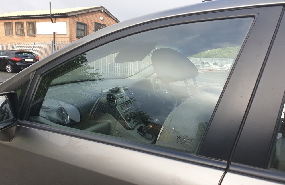 Kia Carens GS CRDI Door window glass passenger side front